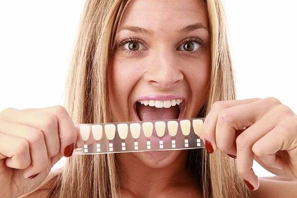 Giá răng sứ Veneer cao hơn bọc răng vì sao?