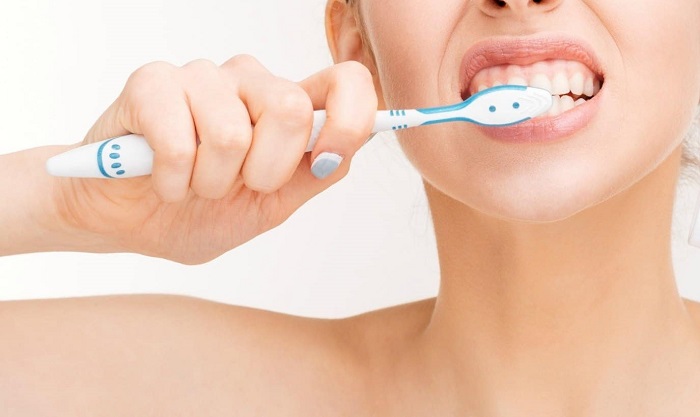 Dùng bàn chải quá cứng dễ gây ra những tổn thương khiến lớp men răng.