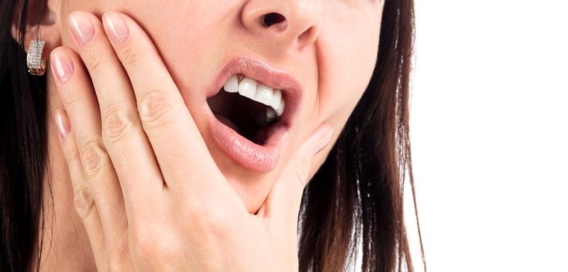 Ăn nhiều đồ ăn, thức uống chứa axit khiến phân hủy về mặt răng và dẫn tới lộ ngà.