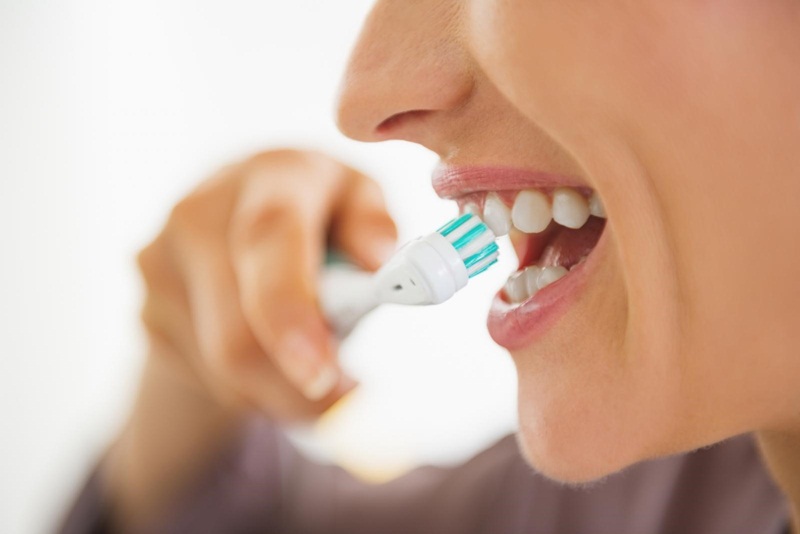 Vệ sinh răng miệng đúng cách cũng là một giải pháp chữa răng tụt lợi hữu hiệu
