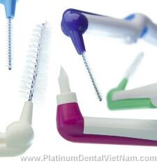 Bàn chải kẽ răng rất hữu ích để làm vệ sinh những vùng bên