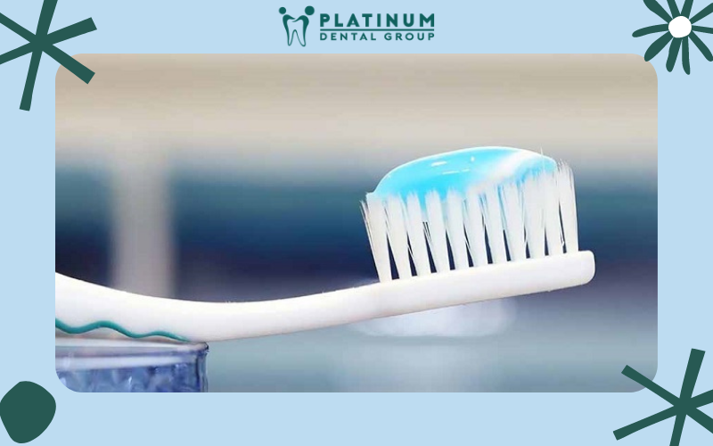 Kem đánh răng có chứa Fluoride giúp cải thiện men răng và ngăn ngừa tốt các bệnh lý về răng miệng.