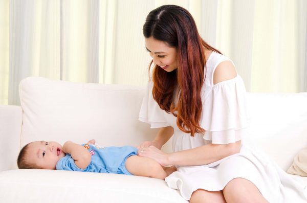 Massage nướu là cách giúp bé mọc răng nhanh và đơn giản nhất có thể thực hiện dễ dàng tại nhà