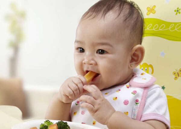 Bánh ăn dặm có thể giúp bé hoạt động cơ hàm được tốt hơn đồng thời kích thích răng sữa mọc nhanh hơn