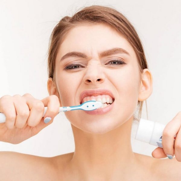 Đánh răng chỉ làm sạch bề mặt vì vậy bạn nên có phương pháp vệ sinh răng miệng đúng cách