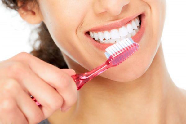 Cần đánh răng 2 lần/ngày để đảm bảo vệ sinh răng miệng để đánh bật các vi khuẩn còn tồn tại trong kẽ răng